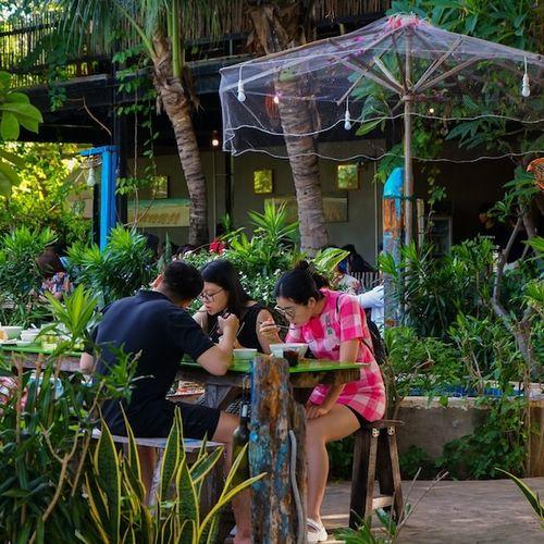 Dừng chân ghé lại Làng Chài dùng bữa trưa trên đường về quê ăn Tết